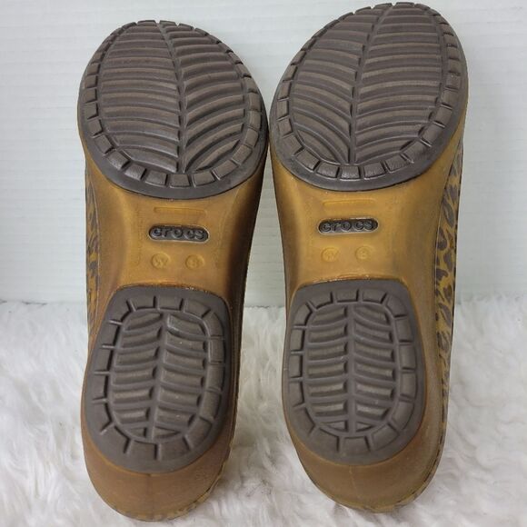Crocs  Carlisa Womens Mini Wedge Shoes Size 8 Slip On Closed Toe Leopard Print - Picture 9 of 11
